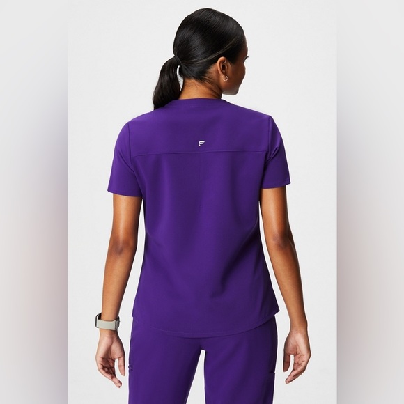 Fabletics Method Scrub Top in ultraviolet size XL - Picture 7 of 8